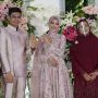 7 Gaya Keluarga Ria Ricis saat Lamaran, Kompak dengan Busana Muslim