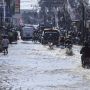 Akibat Sampah Menumpuk, Kawasan Perempatan Mampang Depok Banjir