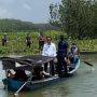 Momen Jokowi Naik Perahu Kecil Seberangi Sungai Demi Sapa Warga Pesisir Cilacap
