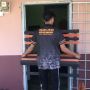Ribet Banget, Cara Lelaki Ini Memasukkan Kursi ke Dalam Rumah Bikin Warganet Emosi
