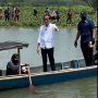 Warganet Auto Merinding! Momen Presiden Joko Widodo Naik Perahu di Cilacap Tanpa Pelampung