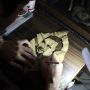 Tangan Kreatif Hadi Muhammad, Ukir Wajah di Daun Jati Rontok
