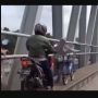 Kocak! Viral Rombongan Motor Lewat Jembatan, Justru Terjebak Emak-emak
