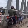 Viral! Kocaknya Pemotor Lewat Trotoar Hindari Macet Malah Terjebak Emak-emak