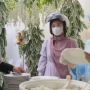 Lupa Lepas Helm Saat Kondangan, Ibu-ibu Ini Bikin Warganet Ngakak: Lama Kerja di Proyek