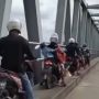 Viral Pemotor Hindari Macet Malah Terjebak Macet di Trotoar Jembatan, Ada Sosok Berjilbab