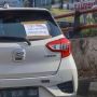Pasang Tulisan Silahkan Lewat Duluan, Aksi Pengendara Daihatsu Sirion Tuai Pujian, Kenapa?