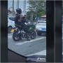 Bikin Melongo, Viral Aksi Wanita Ganti Boncengkan Pacar Padahal Naik Motor Sport