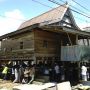 Tradisi Memindahkan Rumah Panggung Bugis