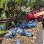 Truk Pengangkut Galon di Cibaliung Pandeglang Terguling, Rem Blong Saat Turunan