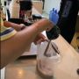 Viral Pria Ini Bungkus Coffee Latte Pakai Kantong Kresek, Netizen: Kayak Pop Ice!