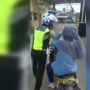 Viral Polisi Dorong Motor yang Masih Ditumpangi Emak-emak, Netizen: Kaya Naik Odong-odong
