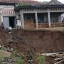 Rumah di Temanggung Ambruk Akibat Tanah Longsor