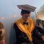 Viral Cowok Wisuda Online Tanpa Ortu, Aksi Temannya Bikin Terharu