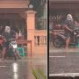 Cara Nyentrik Pemotor Lindungi Kepala dari Serangan Air Hujan, Modal Kantong Kresek