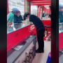 Posisi Kaki Karyawan Toko Emas saat Layani Pembeli Bikin Salfok, Ada yang Tahu Kenapa?