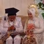 Viral Pengantin Pria Pakai Topi Wisuda saat Duduk di Pelaminan, Ternyata Ini Alasannya