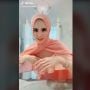 Gaya Busana Wanita Berhijab Ini Bikin Salah Paham, Warganet: Suudzon Duluan Kan!