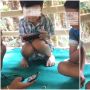 Diam tapi Nyesek, Viral Bocil Termenung Bawa HP Jadul di Tengah Temannya Main Game Online