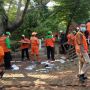 Antisipasi Banjir, Pemkot Jaksel Gerebek Lumpur di Kali Krukut Segmen Gatot Subroto