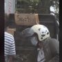 Viral Pedagang Buah Jual Dagangannya Murah Banget, Ternyata Ada yang Disembunyikan