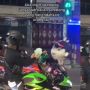 Penunggang Moge Dihujat setelah Bagi-Bagi Uang ke Badut Jalanan, Caranya Tak Elok Ditiru