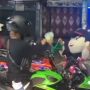 Lemparkan Uang ke Arah Badut, Pemotor Ini Bikin Warganet Auto Emosi