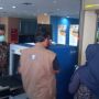 Ditemani Istri, Eks Pegawai KPK Giri Suprapdiono Kembalikan Barang-barang