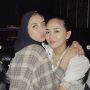 10 Potret Adu Gaya Rachel Vennya dan Vicky Alaydrus, Duo Sahabat dengan Kisah Mirip