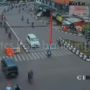 Viral Bapak-bapak Lama Tunggu Lampu Merah Lakukan Ini, Netizen: Anak Tekanan Batin