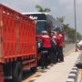 Viral Video Sopir Truk Adang Bus Lawan Arus Malah "Dikeroyok" di Lamongan