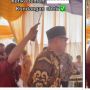 Pria Dipayungi Bak Pejabat saat Kondangan, Mempelai Pria Sampai Rela Terusir