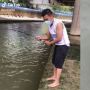 Viral Pria Mancing di Bawah Jembatan Dapat Reptil, Netize Berdebat Ini Buaya atau Biawak?