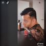 Tidak Punya Tangan, Pemuda Ini Tunjukkan Kemampuan Merias Wajah