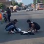 Aksi Dua Pria Memungut Beras yang Terjatuh di Jalan Raya Ini Tuai Pujian Warganet