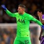 Bandel Kenakan Sarung Tangan 'Terlarang', Kiper Tottenham Terancam Sanksi UEFA