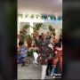 Rombongan Tamu Kondangan Ini Kelewat Heboh, Kado Pernikahannya Bikin Salah Fokus