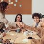 3 Zodiak yang Paling "Bermuka Dua" Dalam Lingkungan Pertemanan Kantor