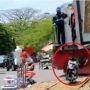 Mengenaskan! Motor Parkir Sembarangan di Atas Rel, Auto Kena Sambar Kereta Api