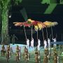 Hiasan Kepala Suku Dayak Ramaikan Parade Atlet di Pembukaan PON Papua