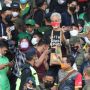PON Papua: Potret Mesra Ganjar Pranowo-Suporter Sepak Bola Jatim, Diajak Foto Bareng