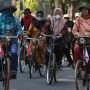 Warga Surabaya Bersepeda Pakai Batik