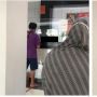 Pria Bersandal Jepit datangi Bank Bawa Kardus Micin, Adegan di Depan Teller Bikin Insecure