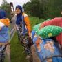 Viral Sopir Truk Stop di Pinggir Tol Temui Anak Istri, Netizen Nangis Massal: Terharu Bund