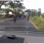 Bikin Resah! Sekumpulan Pemuda Ini Adang Kendaraan yang Lewat di Kawasan Suramadu
