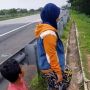 Viral Sopir Truk Berhenti di Jalan Tol, Temui Istri dan Anak Bikin Tangis Pecah