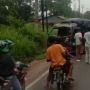 Pick Up Pengangkut Kelapa Tabrakan Dengan Motor di depan PLTU Labuan II, Korban Luka Berat