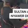Beri Uang untuk Boneka Badut di Lampu Merah, Aksi Pria Ini Malah Picu Emosi