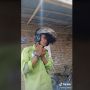 Punya Poni Badai, Tutorial Seorang Pria Pakai Helm Ini Ditonton 8 Juta Kali
