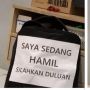 Pengendara Motor Pasang Tulisan 'Saya Sedang Hamil', Reaksi Pengguna Jalan Tak Terduga